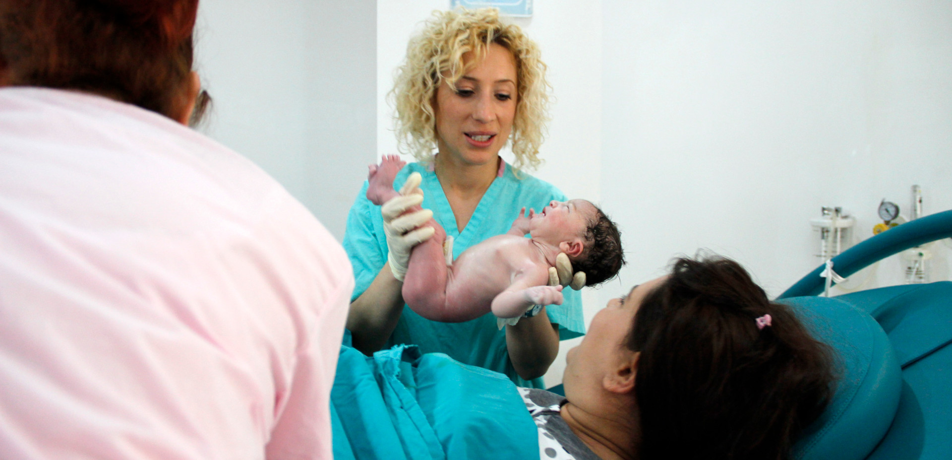Geburtshilfe - Geburtssituation: Hebamme mit Baby